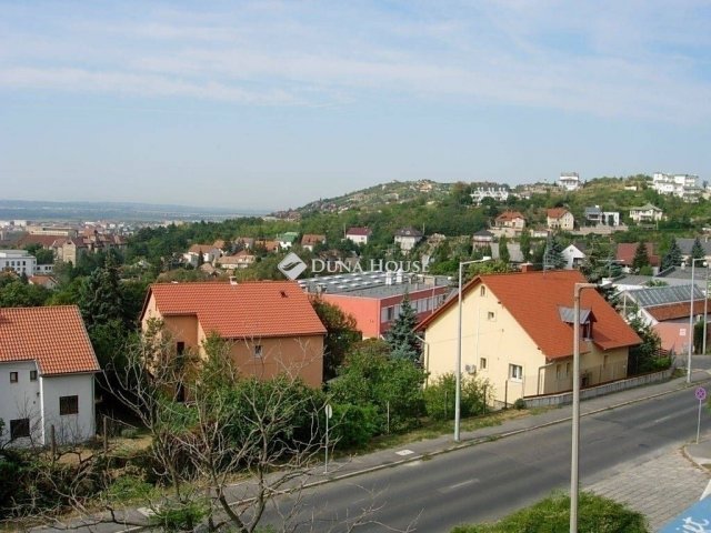 Eladó panellakás, Pécsett 69.9 M Ft, 2+1 szobás