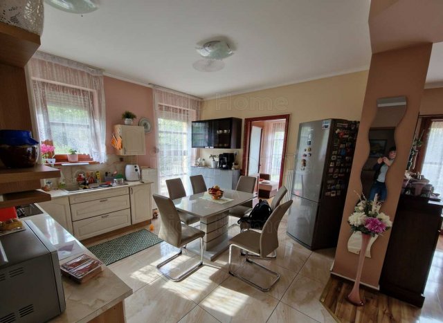 Eladó téglalakás, Székesfehérvárott 108 M Ft, 3 szobás