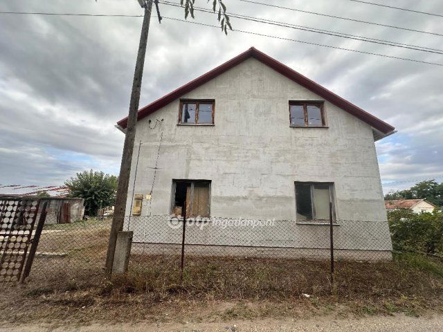 Eladó családi ház, Cegléden 27 M Ft, 2+1 szobás