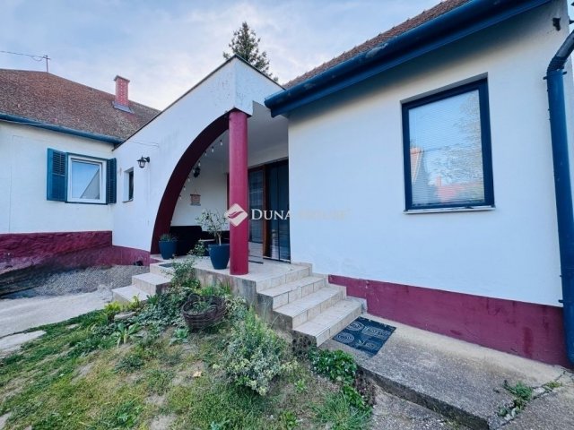 Eladó családi ház, Pécsett 84.99 M Ft, 3 szobás