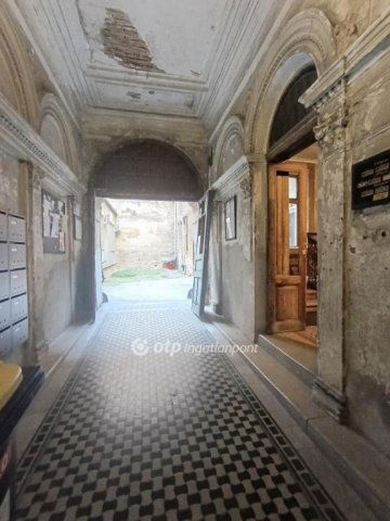 Eladó téglalakás, Budapesten, VI. kerületben 54.9 M Ft, 1 szobás