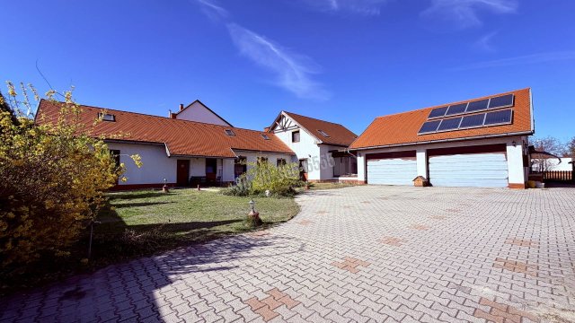 Eladó családi ház, Taksonyon 159.9 M Ft, 5+4 szobás