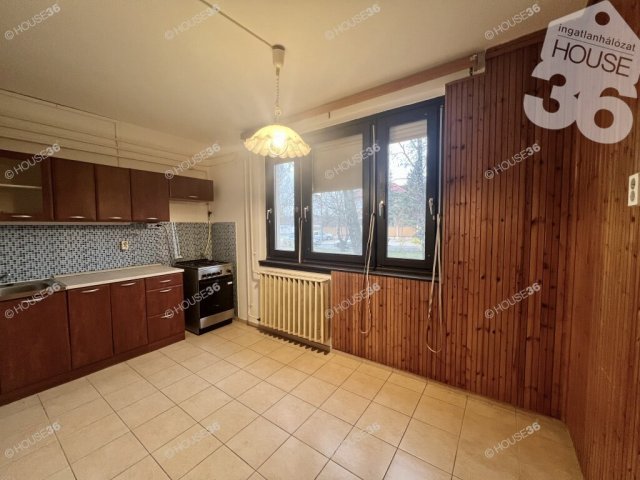 Eladó panellakás, Kecskeméten 68.8 M Ft, 3 szobás