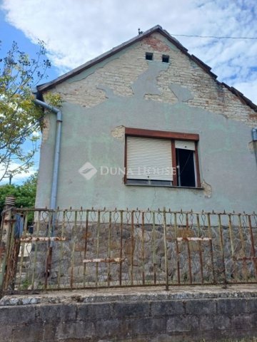 Eladó családi ház, Pécsett 13.5 M Ft, 2 szobás