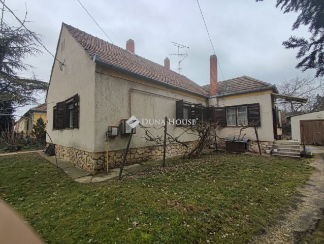 Eladó családi ház, Pápán 55 M Ft, 4 szobás