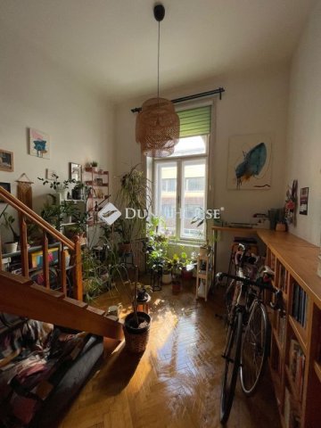 Eladó téglalakás, Budapesten, VI. kerületben 65 M Ft, 1 szobás