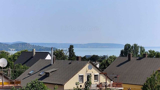 Eladó családi ház, Balatonföldváron 107.9 M Ft, 20 szobás