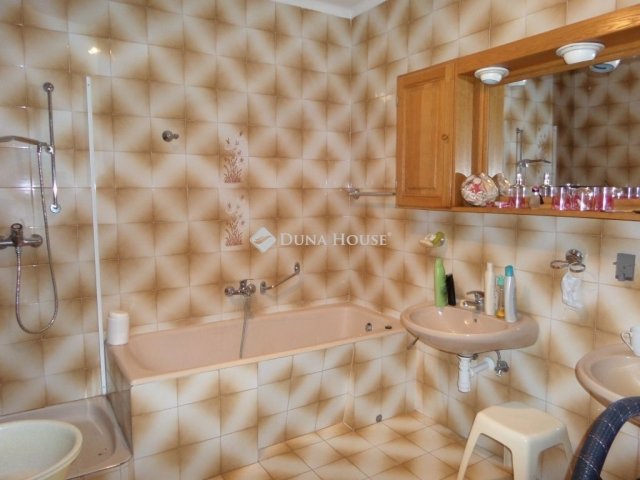 Eladó családi ház, Komlón 80 M Ft, 6 szobás