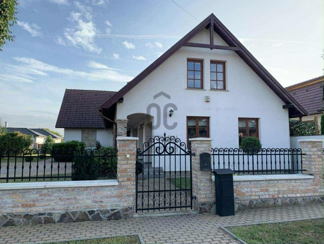 Eladó családi ház, Pápán 135 M Ft, 6 szobás