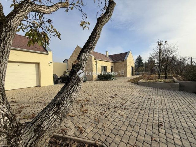 Eladó családi ház, Salköveskúton 195 M Ft, 3+1 szobás