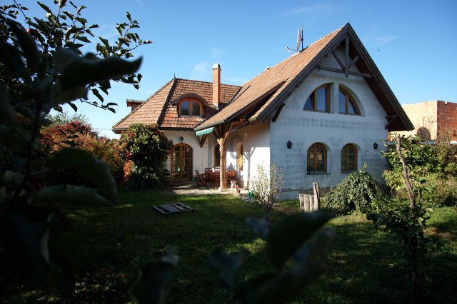 Eladó családi ház, Tinnyén 130 M Ft, 9 szobás