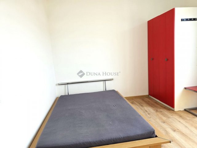 Kiadó panellakás, albérlet, Pécsett 150 E Ft / hó, 2 szobás