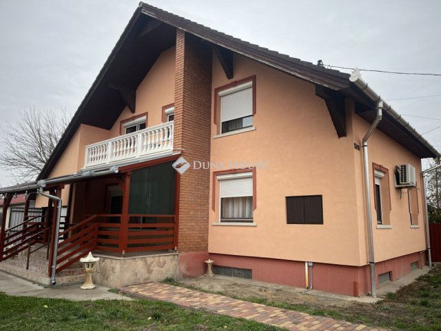 Eladó családi ház, Tápiószentmártonon 72.9 M Ft, 5 szobás