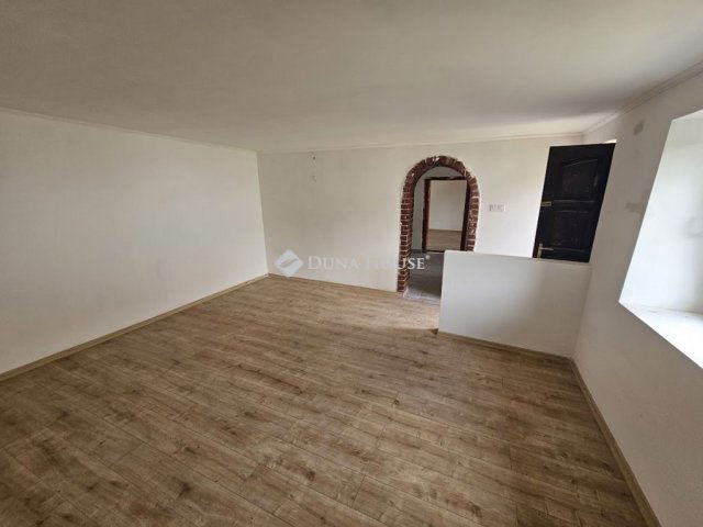 Eladó családi ház, Újpetrén 15.9 M Ft, 2 szobás