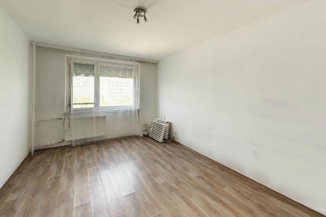 Eladó panellakás, Tatabányán 40 M Ft, 3 szobás