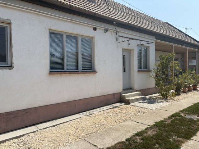 Eladó családi ház, Szigetmonostorban 30 M Ft, 2 szobás
