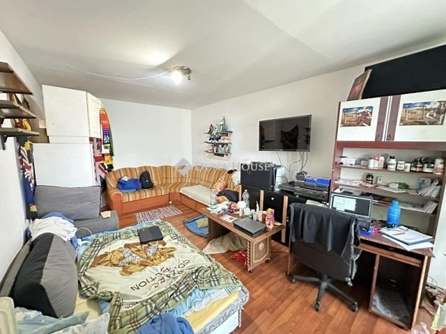 Eladó panellakás, Pécsett 52.9 M Ft, 3 szobás