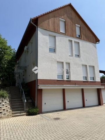 Eladó téglalakás, Pécsett 114.9 M Ft, 4 szobás