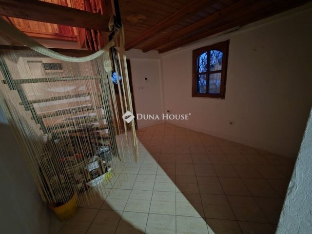 Eladó családi ház, Budapesten, III. kerületben 59.9 M Ft