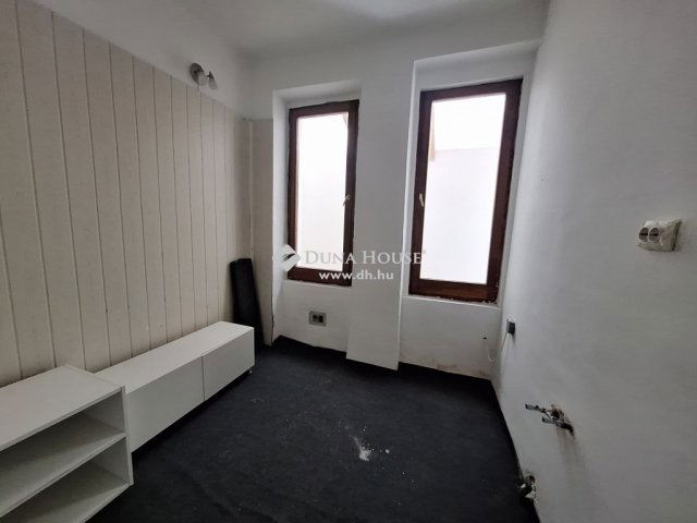 Eladó üzlethelyiség, Budapesten, XVI. kerületben 155 M Ft