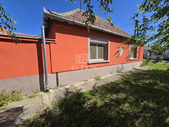 Eladó családi ház, Bácsalmáson 30 M Ft, 2 szobás