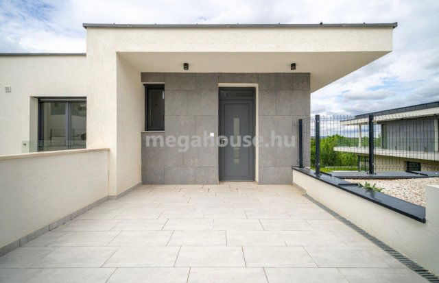 Eladó téglalakás, Törökbálinton 160 M Ft, 4 szobás