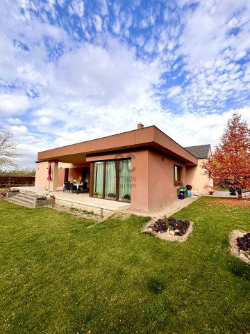 Eladó családi ház, Szadán 269 M Ft, 5 szobás