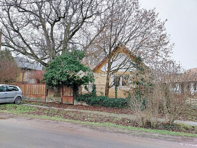 Eladó családi ház, Szákszenden 32 M Ft, 2 szobás