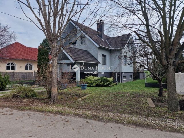 Eladó családi ház, Martonvásáron 139.99 M Ft, 6 szobás