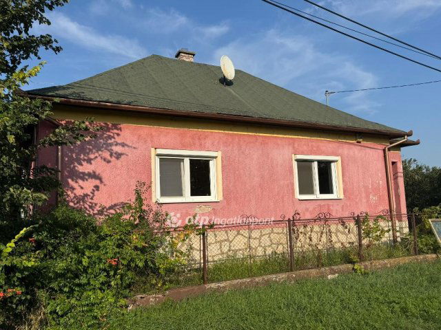 Eladó családi ház, Poroszlón 60 M Ft, 5+2 szobás