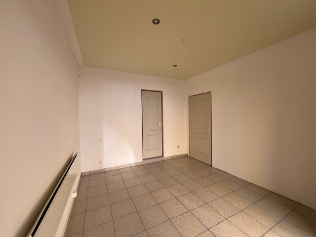 Eladó üzlethelyiség, Esztergomban 115 M Ft, 5 szobás