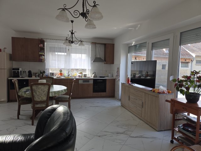 Eladó családi ház, Szegeden 260 M Ft, 7 szobás