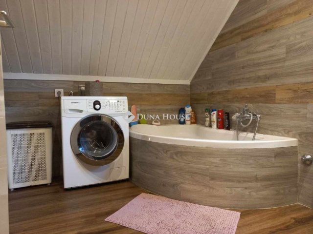 Eladó családi ház, Balatonfenyvesen 76.9 M Ft, 6 szobás