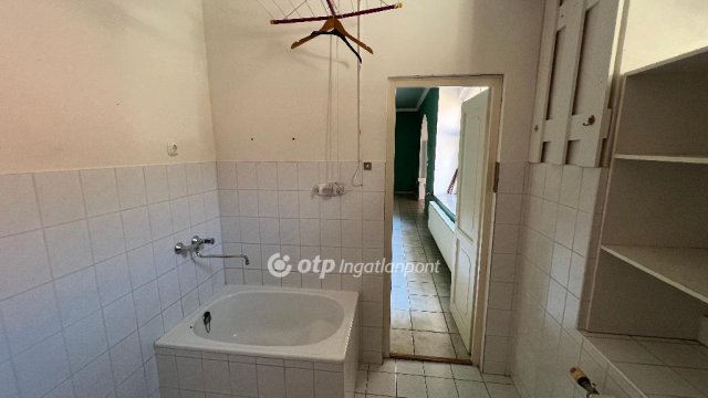 Eladó téglalakás, Pápán 34.9 M Ft, 3+1 szobás