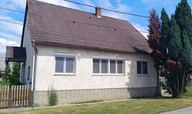 Eladó családi ház, Sásdon 37.9 M Ft, 3 szobás