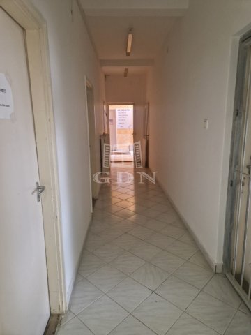 Kiadó iroda, Székesfehérvárott 70 E Ft / hó, 1 szobás