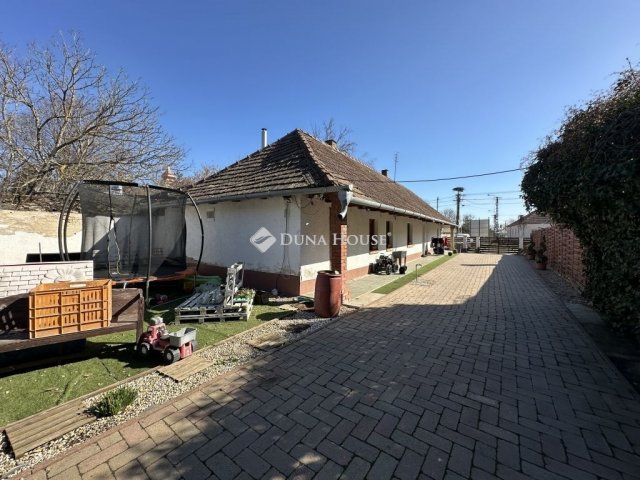 Eladó családi ház, Sáregresen 29.9 M Ft, 2 szobás