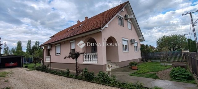 Eladó családi ház, Siklóson 89.9 M Ft, 5 szobás