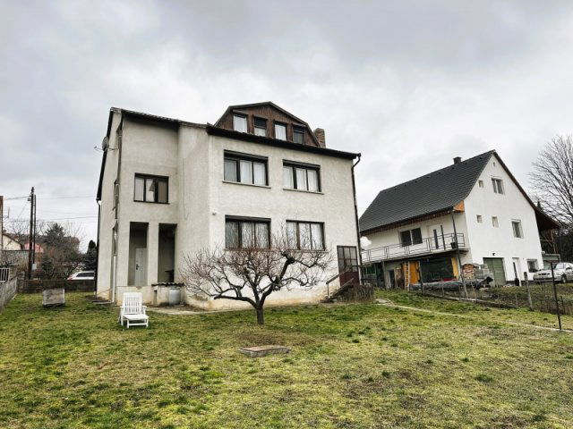Eladó családi ház, Pécsett 62.5 M Ft, 6+3 szobás