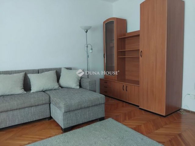 Kiadó téglalakás, albérlet, Pécsett 160 E Ft / hó, 2 szobás