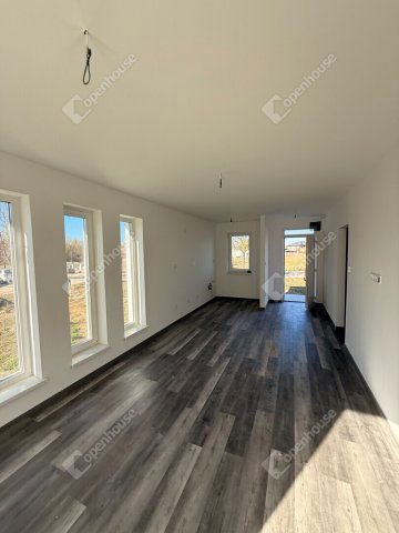 Eladó családi ház, Környén 72.9 M Ft, 3 szobás