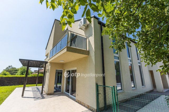 Eladó családi ház, Telkin 399.9 M Ft, 6 szobás