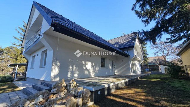 Eladó családi ház, Siófokon 259.9 M Ft, 9 szobás