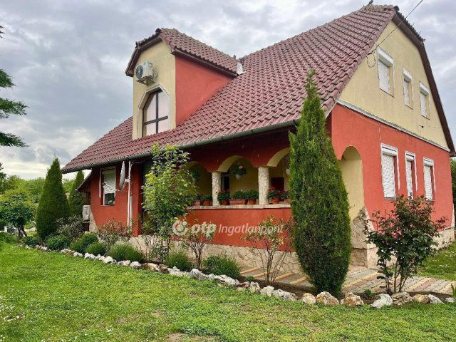 Eladó családi ház, Nyíregyházán 89 M Ft, 6 szobás
