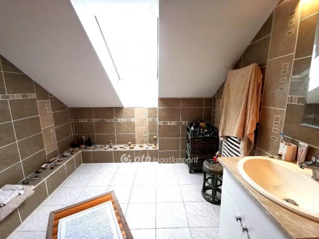 Eladó családi ház, Szigetszentmártonban 98.2 M Ft, 4+2 szobás