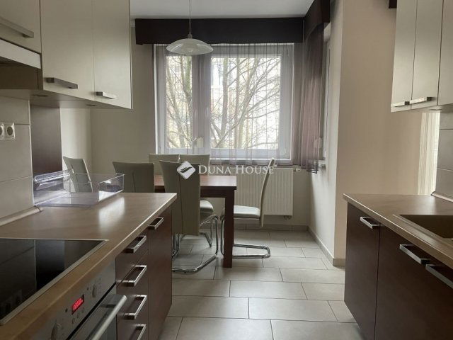 Eladó téglalakás, Kecskeméten 88 M Ft, 3 szobás