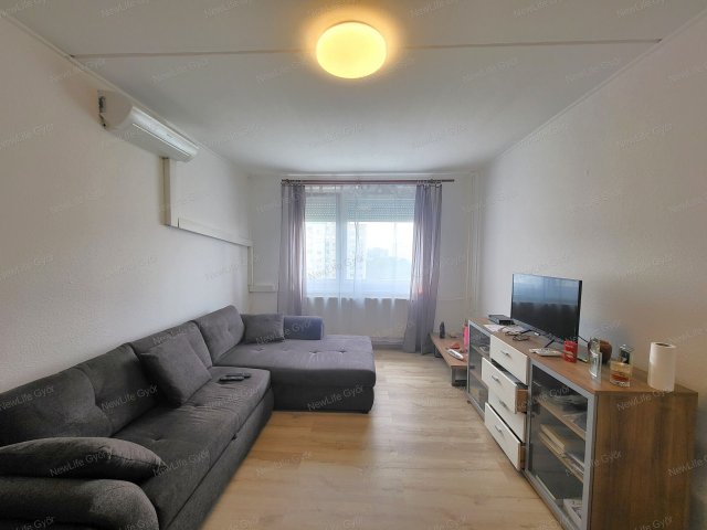 Eladó panellakás, Győrött 41.7 M Ft, 2 szobás