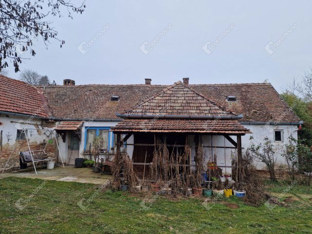 Eladó családi ház, Dombóváron 11.2 M Ft, 2 szobás