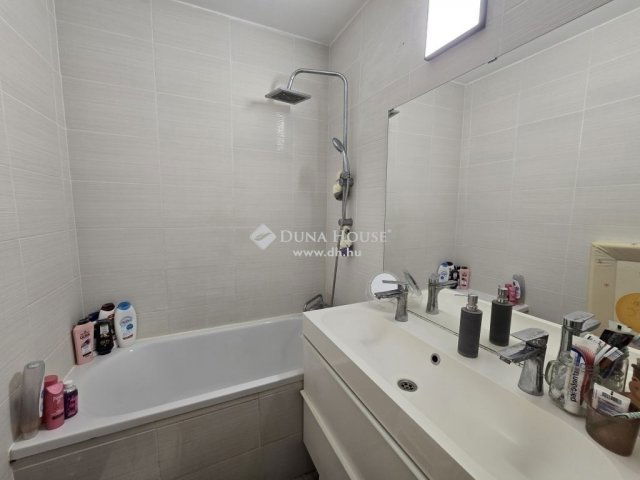 Eladó panellakás, Pécsett 57.9 M Ft, 4 szobás