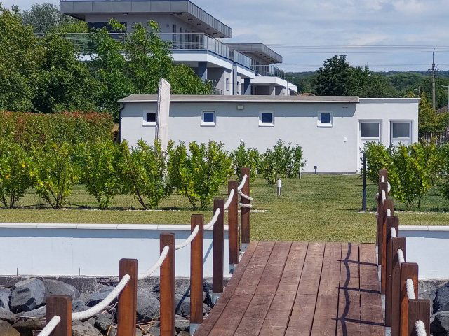 Eladó téglalakás, Szántódon 330.75 M Ft, 3+2 szobás